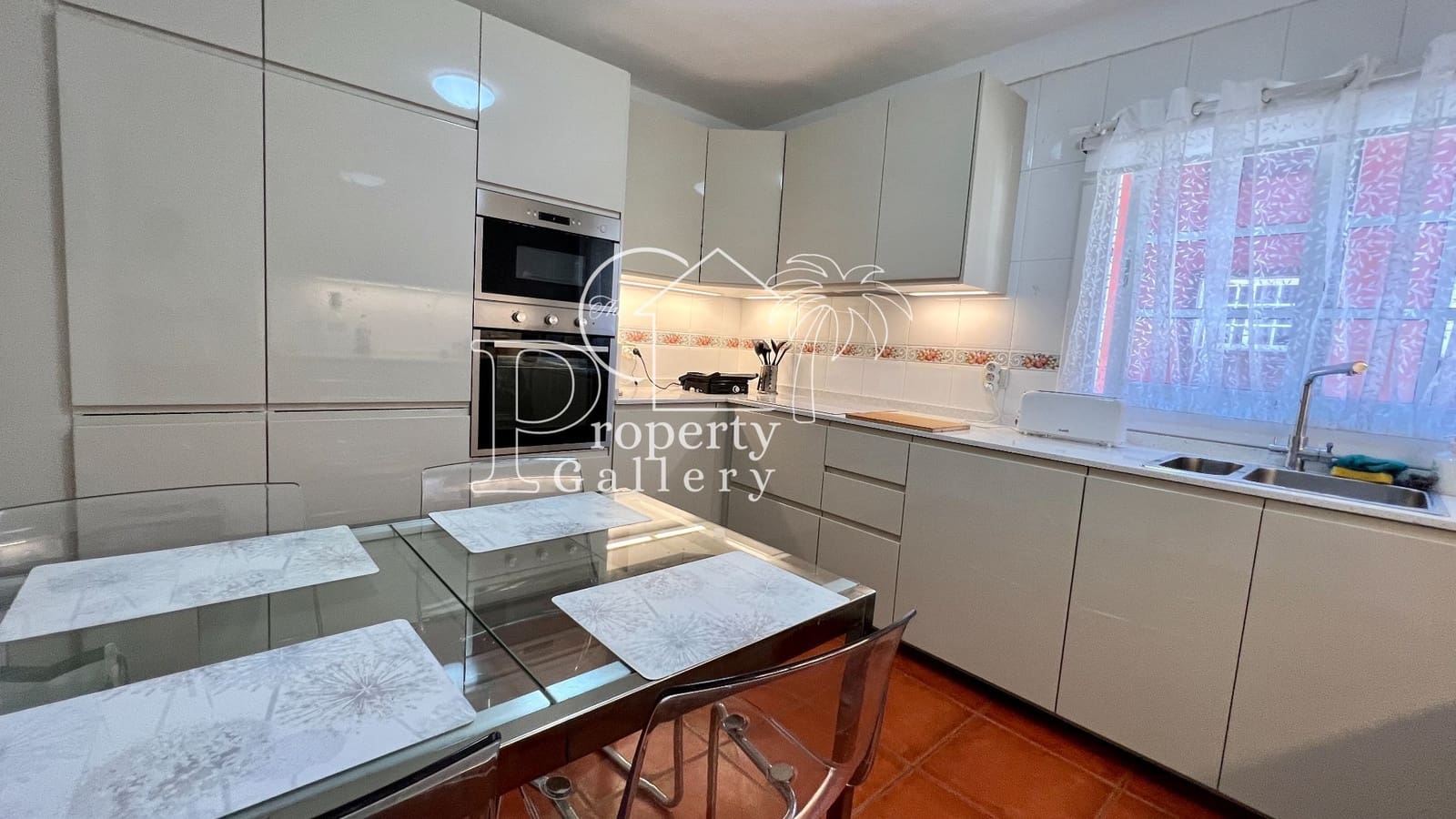 5 Zimmer Haus zu verkaufen in Adeje mit Pool Garage - 395.000 € (Ref: 9450105)