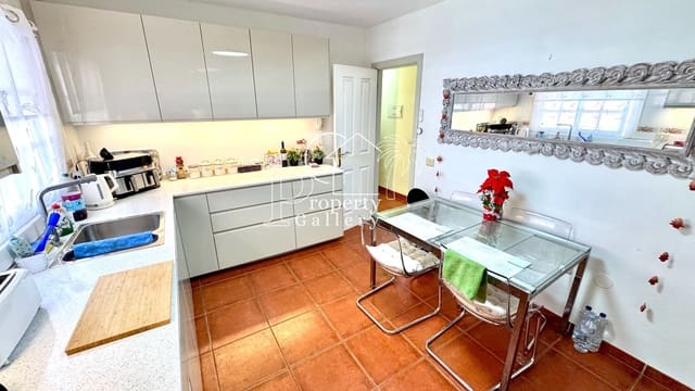 5 chambre Maison de Ville à vendre à Casco Urbano, Adeje avec piscine garage - 395 000 € (Ref: 9450105)