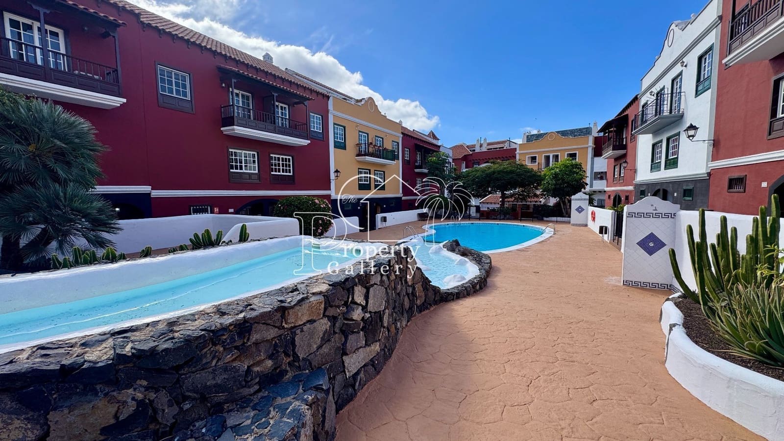 5 soveværelse Semi-Rækkehus til salg i Adeje med swimmingpool garage - € 395.000 (Ref: 9450105)