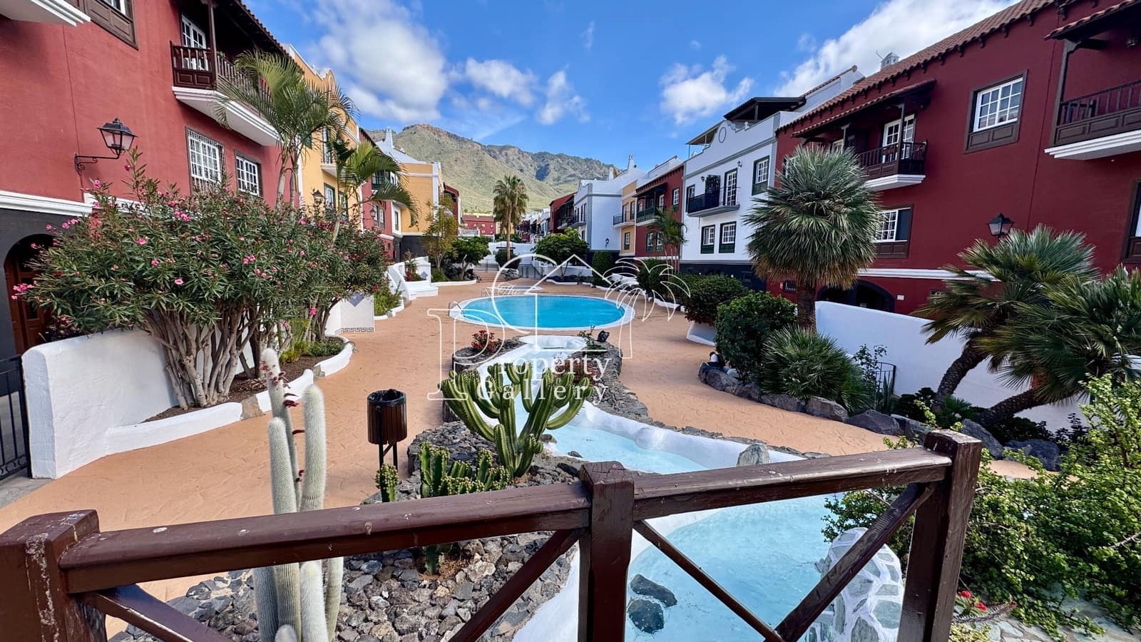 5 soveværelse Semi-Rækkehus til salg i Adeje med swimmingpool garage - € 395.000 (Ref: 9450105)