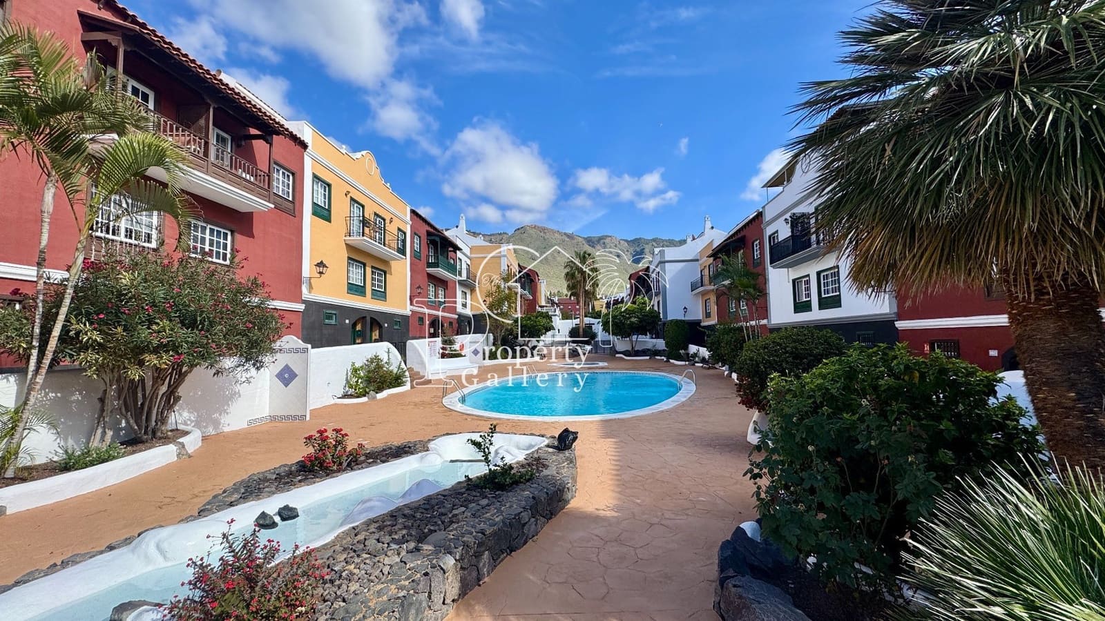 5 soveværelse Semi-Rækkehus til salg i Adeje med swimmingpool garage - € 395.000 (Ref: 9450105)