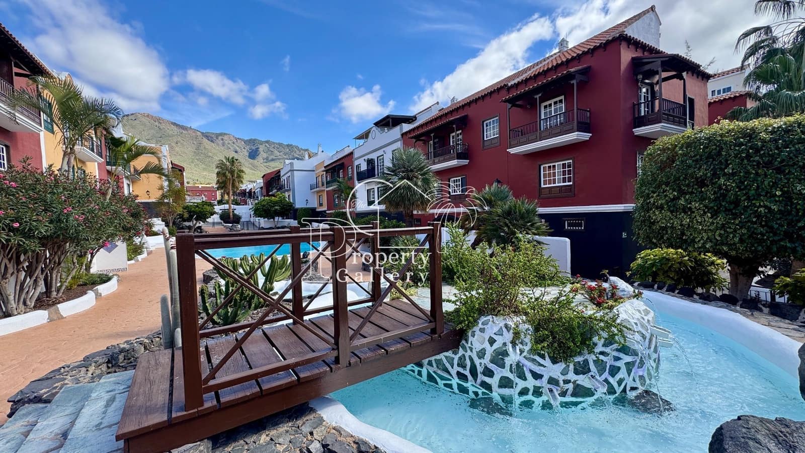 5 soveværelse Semi-Rækkehus til salg i Adeje med swimmingpool garage - € 395.000 (Ref: 9450105)