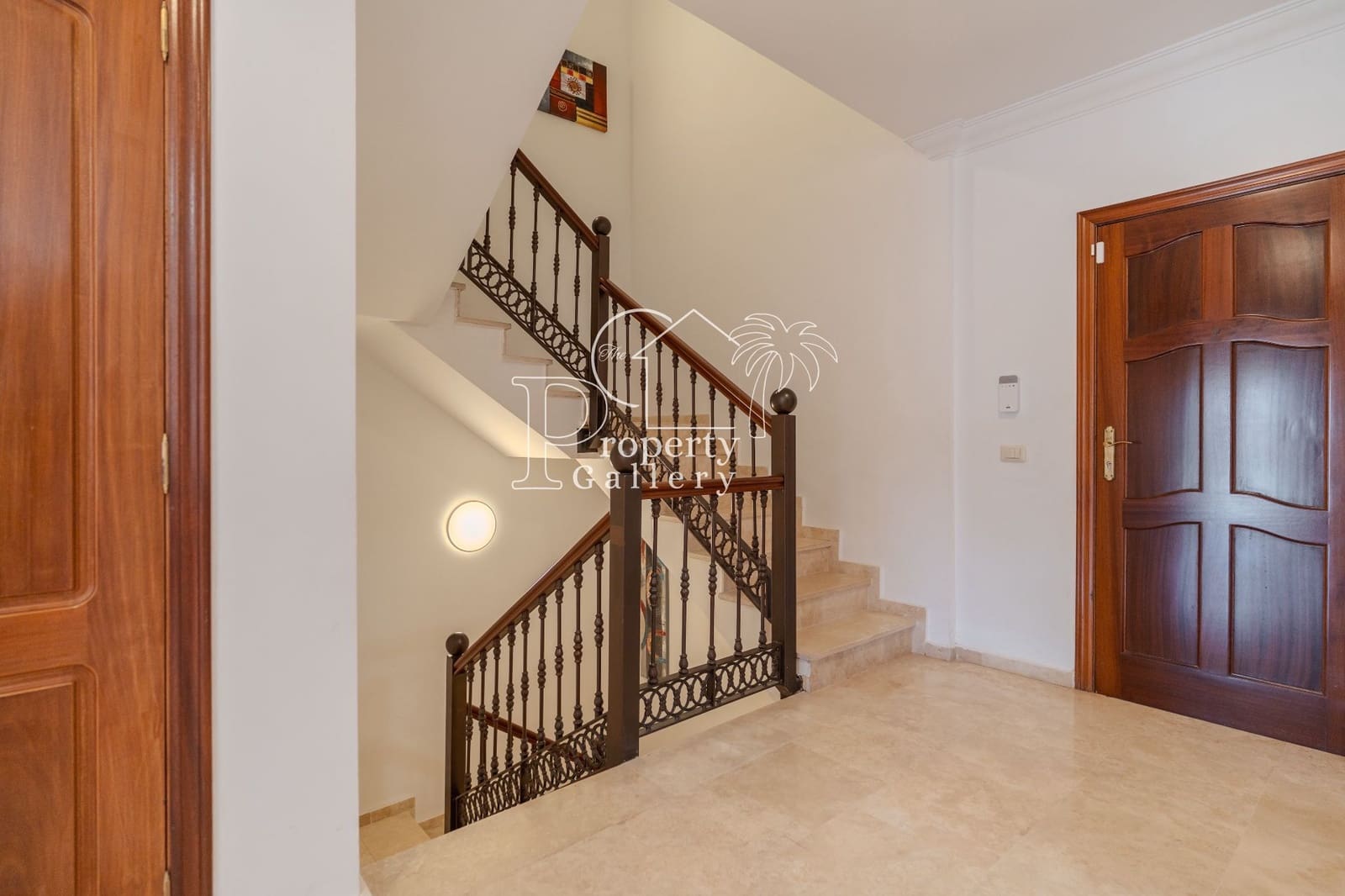 3 sypialnia Dom na sprzedaż w Playa del Duque z basenem garażem - 1 280 000 € (Ref: 9451767)