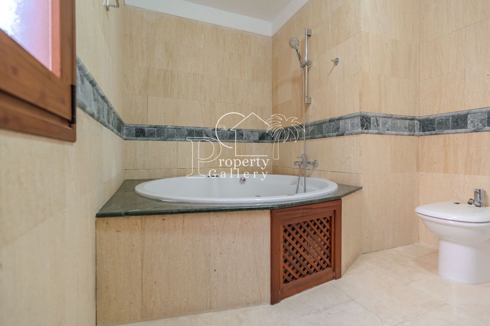 3 sypialnia Dom na sprzedaż w Playa del Duque z basenem garażem - 1 280 000 € (Ref: 9451767)