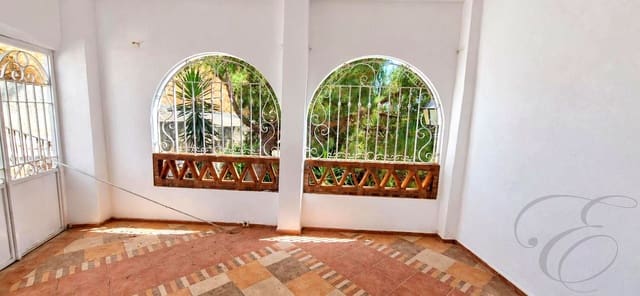 6 slaapkamer Villa te koop in Vélez-Málaga met zwembad - € 279.000 (Ref: 10004676)