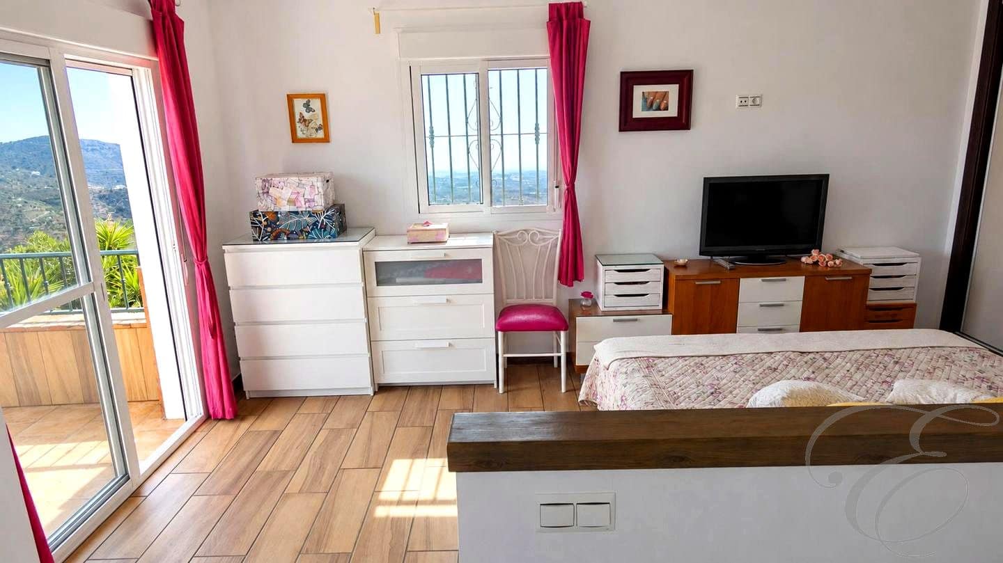 3 makuuhuone Maalaistalo myytävänä paikassa Arenas mukana uima-altaan - 428 000 € (Ref: 10160438)