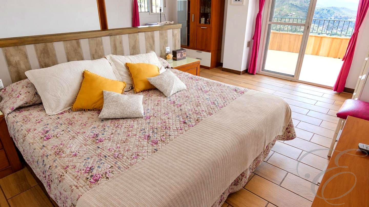 3 makuuhuone Maalaistalo myytävänä paikassa Arenas mukana uima-altaan - 428 000 € (Ref: 10160438)