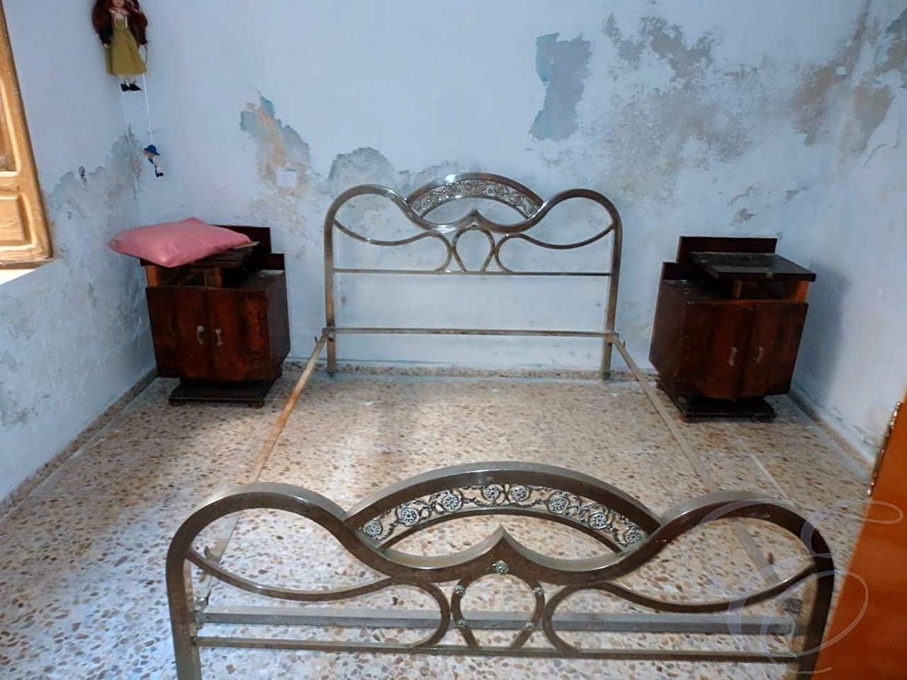 4 soveværelse Villa til salg i Albunuelas - € 60.000 (Ref: 4667583)