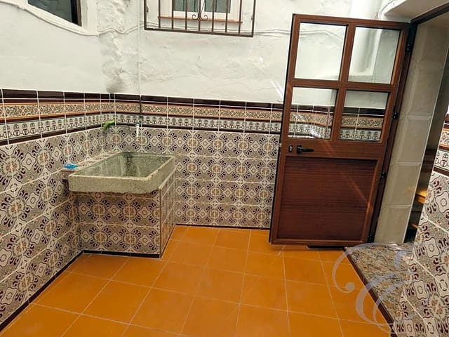 5 soveværelse Villa til salg i Sayalonga - € 110.000 (Ref: 5414246)