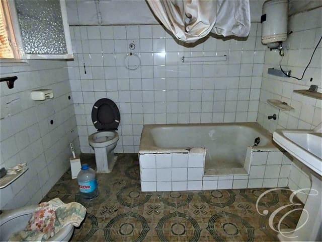 4 slaapkamer Villa te koop in Vélez-Málaga - € 165.000 (Ref: 6152042)