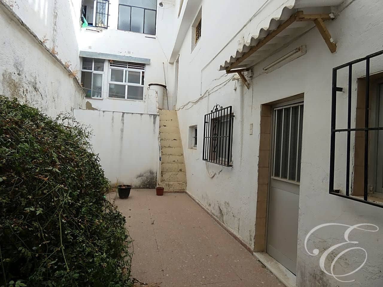 4 slaapkamer Villa te koop in Velez-Malaga - € 165.000 (Ref: 6152042)