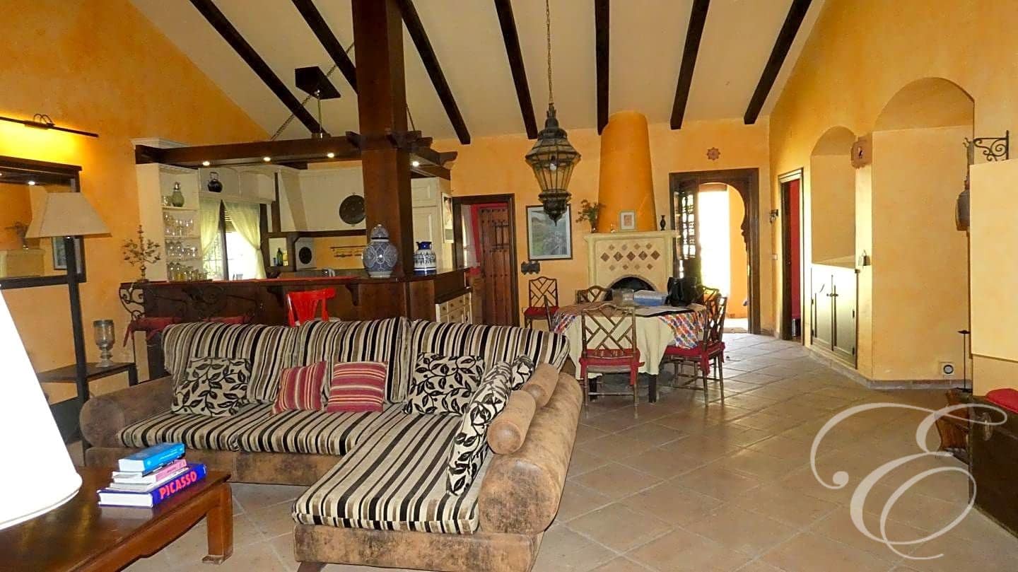 5 soveværelse Finca/Landehus til salg i Archidona med swimmingpool - € 535.000 (Ref: 6845352)