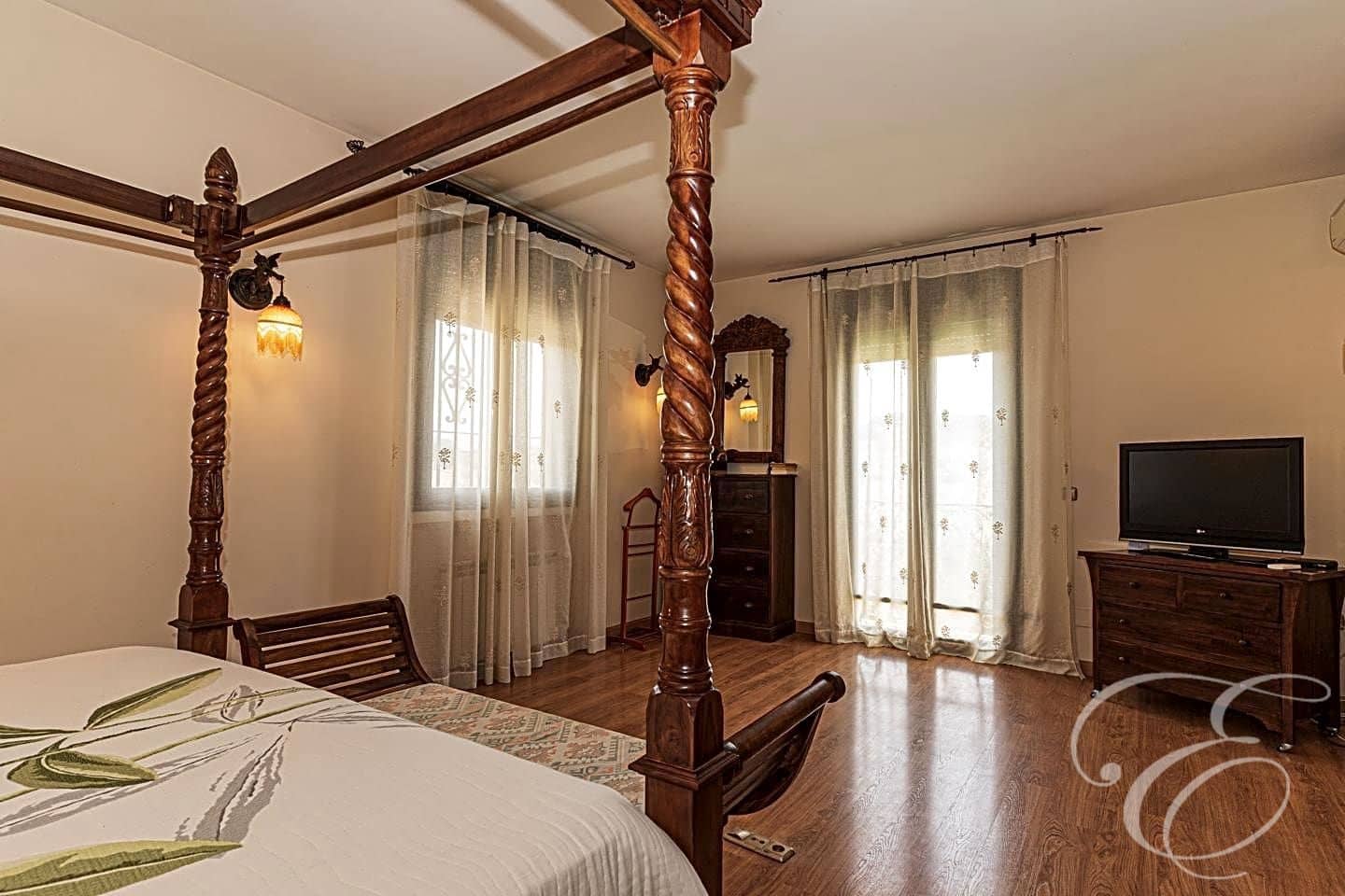 4 bedroom Villa for sale in Archidona with pool garage - € 890,000 (Ref: 6996681)