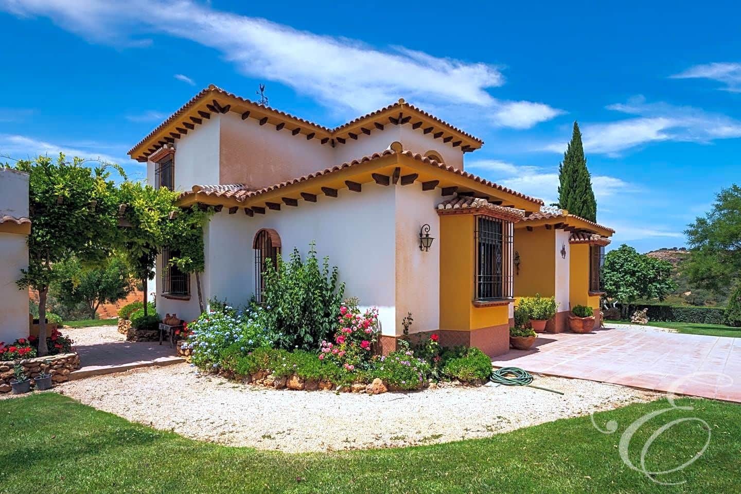 4 bedroom Villa for sale in Archidona with pool garage - € 890,000 (Ref: 6996681)