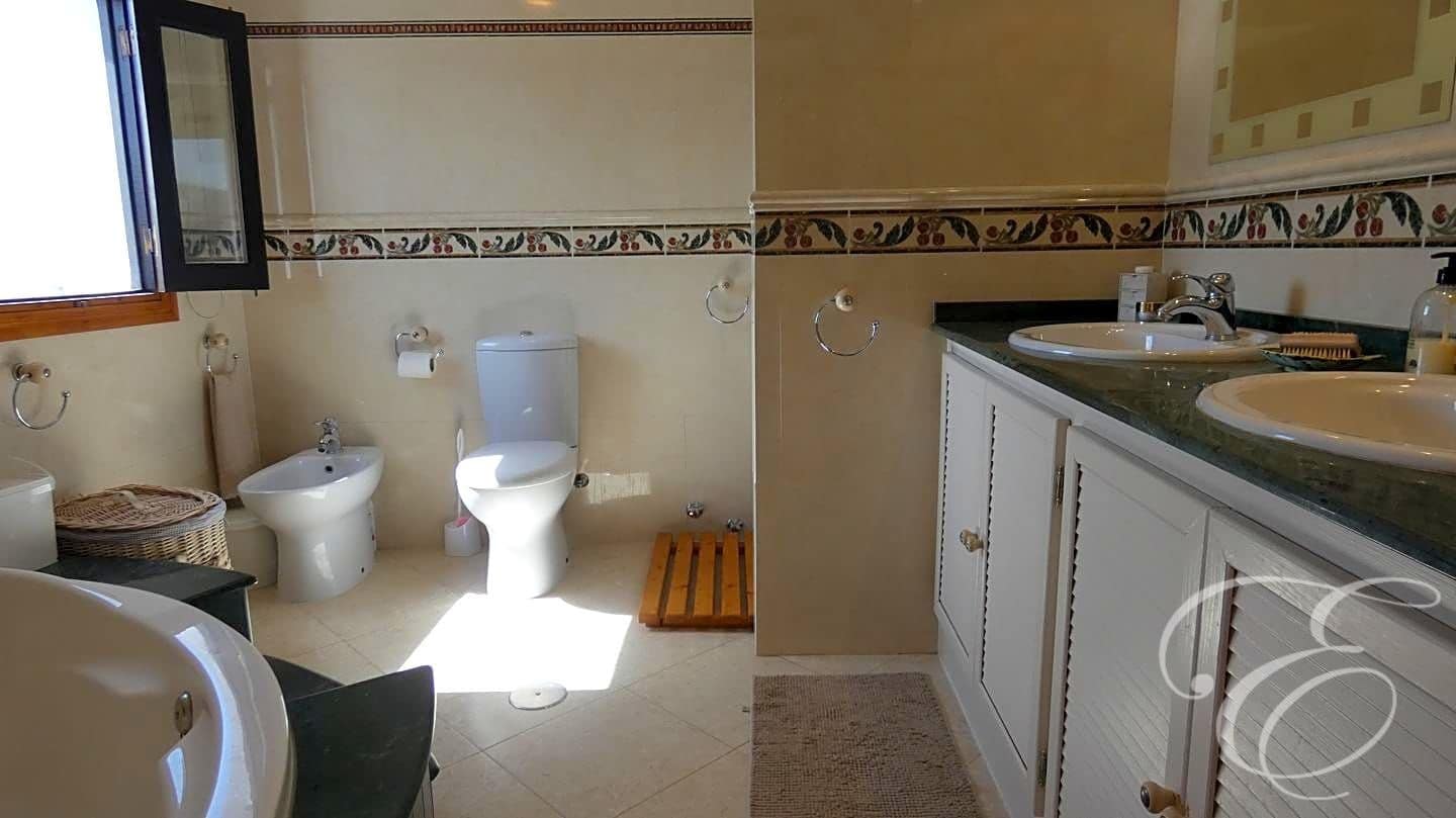 6 soveværelse Villa til salg i Iznajar med swimmingpool - € 545.000 (Ref: 7109379)