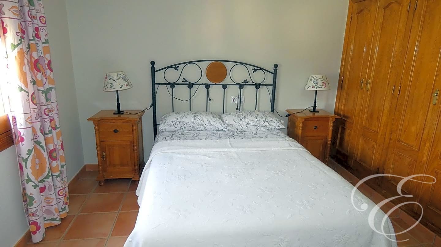 6 soverom Villa til salgs i Iznajar med svømmebasseng garasje - € 477 000 (Ref: 7133676)