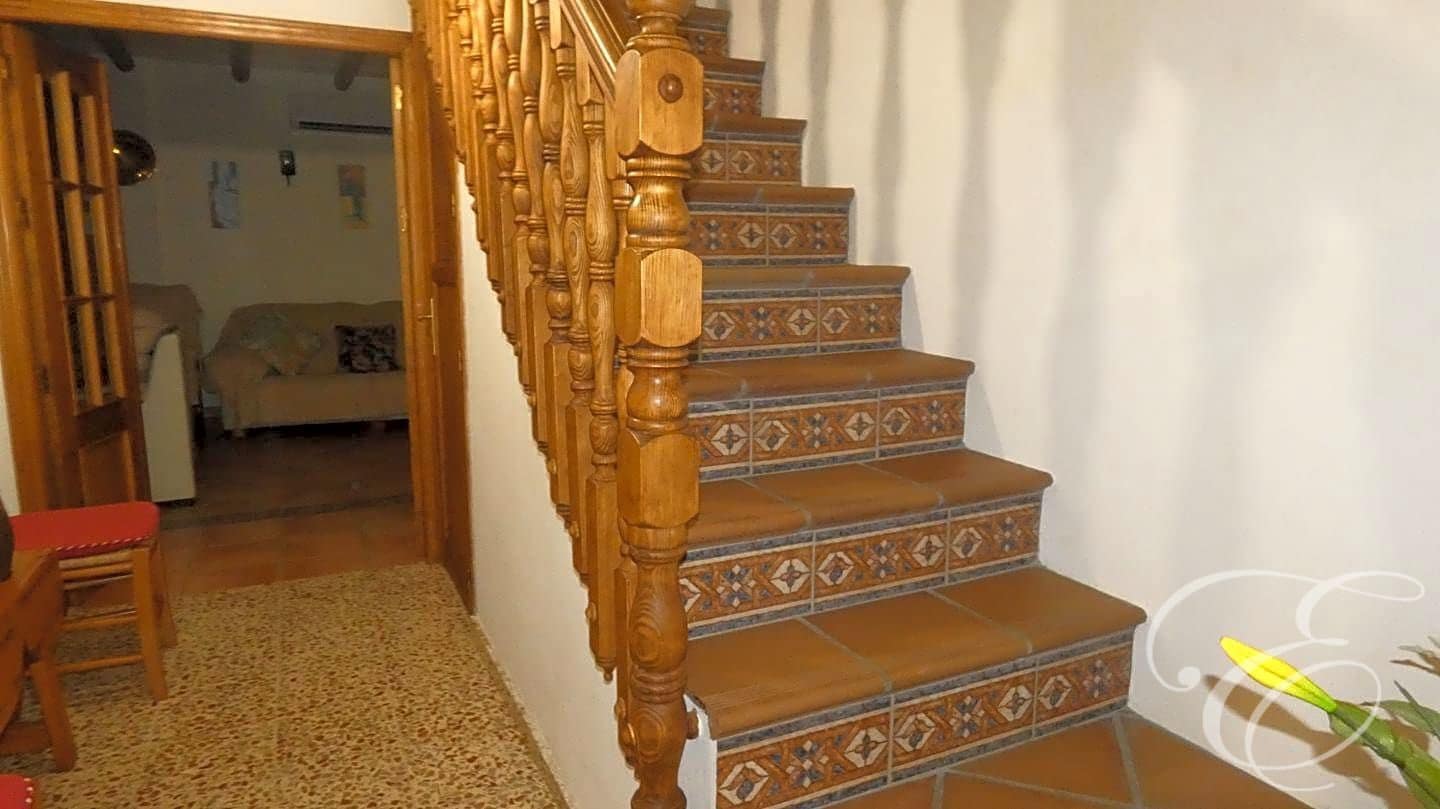 6 soverom Villa til salgs i Iznajar med svømmebasseng garasje - € 477 000 (Ref: 7133676)