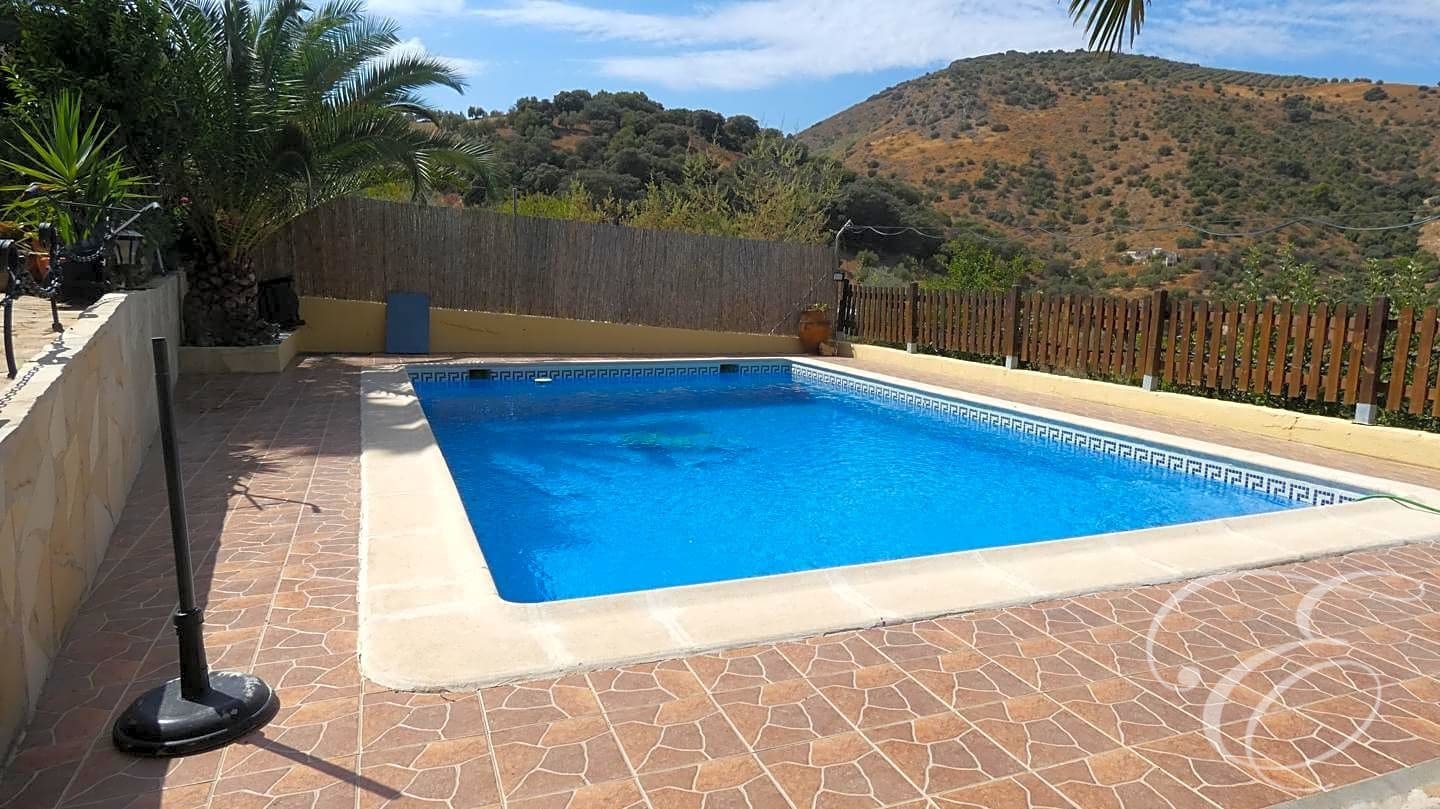 6 soverom Villa til salgs i Iznajar med svømmebasseng garasje - € 477 000 (Ref: 7133676)