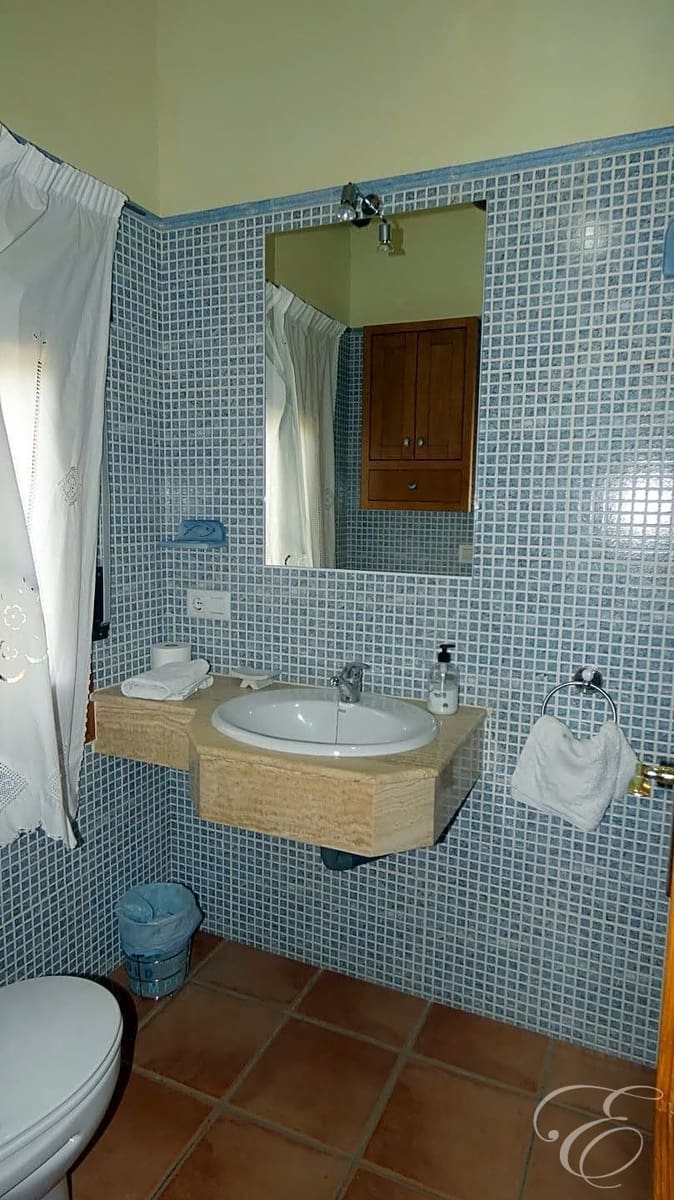 6 soverom Villa til salgs i Iznajar med svømmebasseng garasje - € 477 000 (Ref: 7133676)