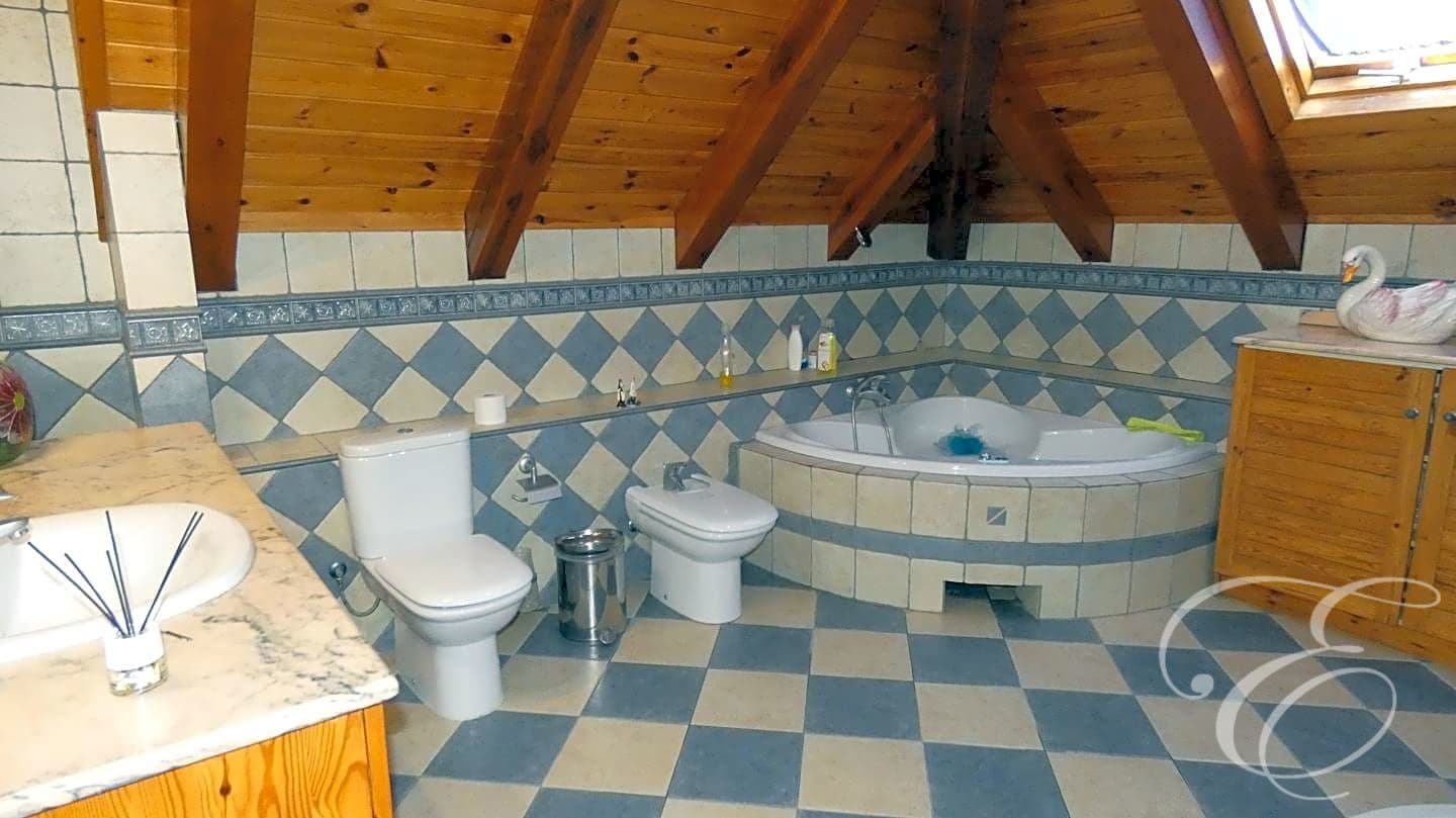 6 Zimmer Villa zu verkaufen in Loja mit Garage - 567.000 € (Ref: 7167663)