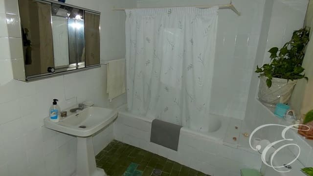 5 soveværelse Villa til salg i Cómpeta med garage - € 148.500 (Ref: 7225273)