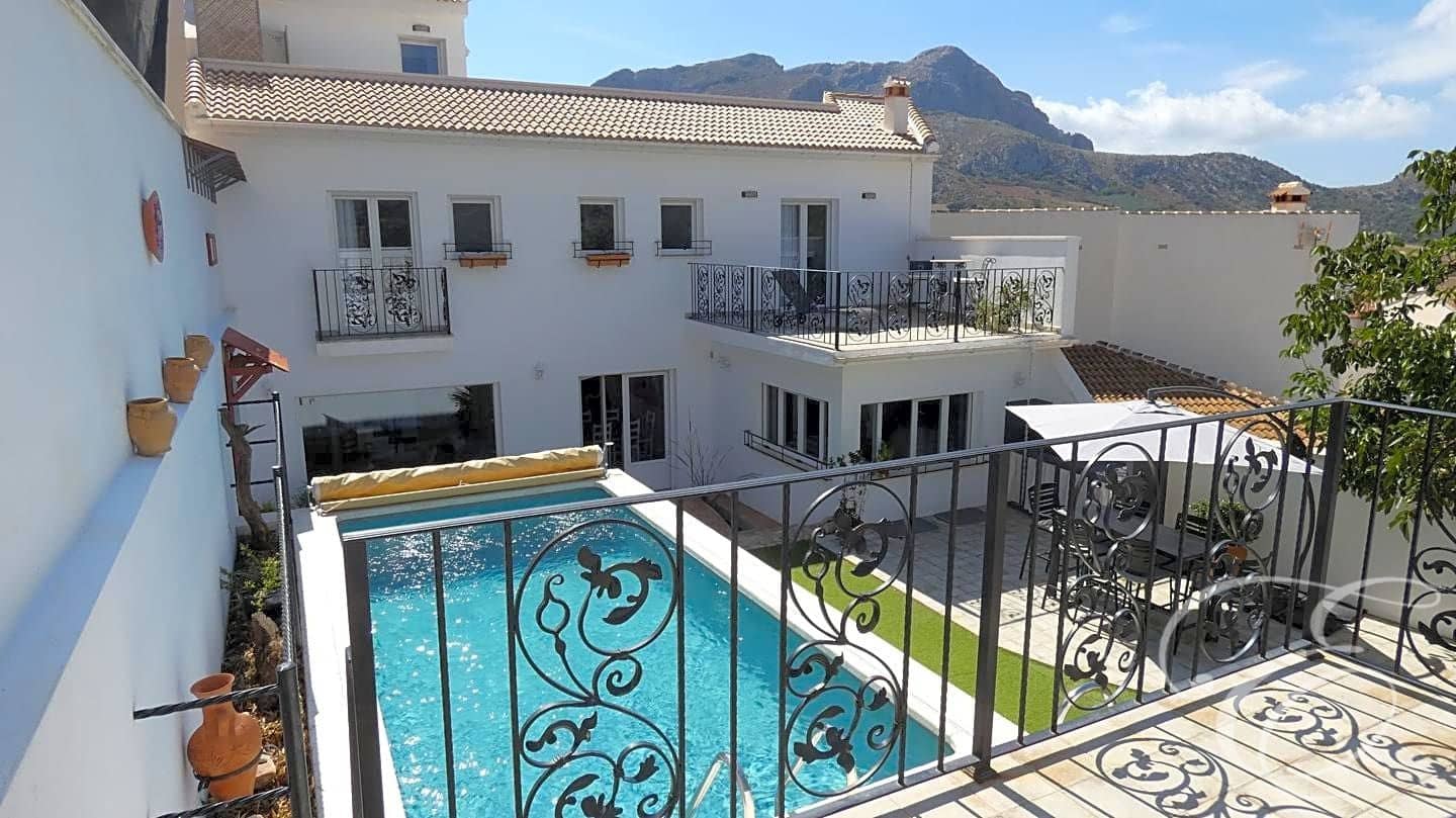 5 soveværelse Villa til salg i Alfarnatejo med swimmingpool - € 450.000 (Ref: 7802594)