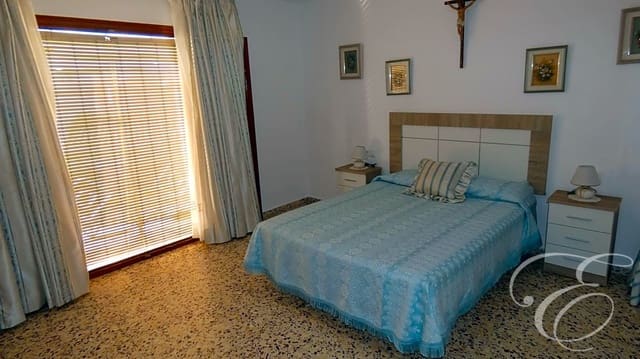 4 slaapkamer Villa te koop in Vélez-Málaga met garage - € 215.000 (Ref: 7864492)