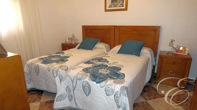 4 slaapkamer Villa te koop in Vélez-Málaga met garage - € 215.000 (Ref: 7864492)
