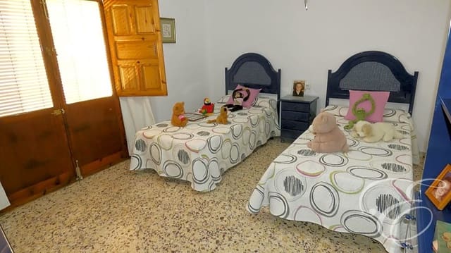 4 slaapkamer Villa te koop in Vélez-Málaga met garage - € 215.000 (Ref: 7864492)