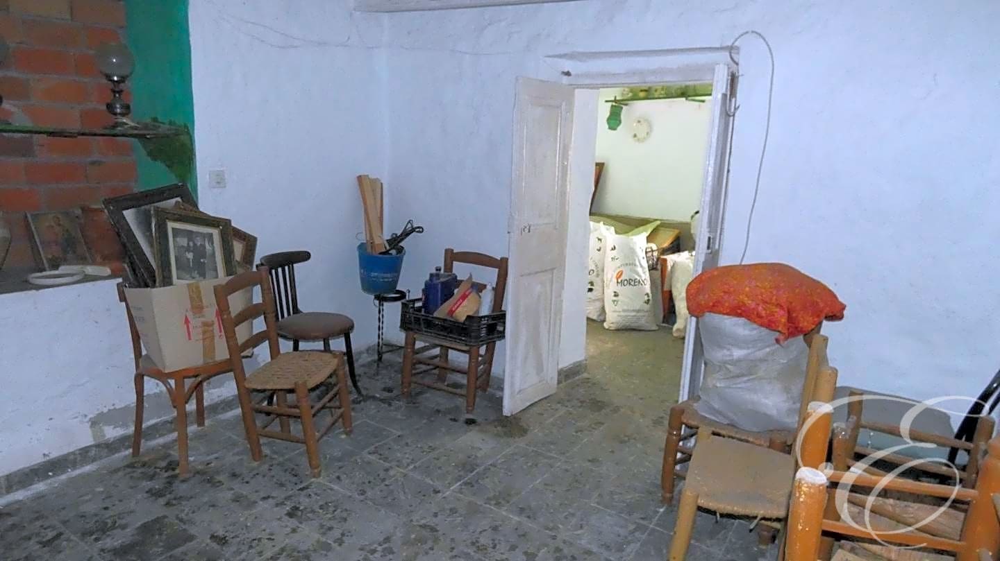 6 slaapkamer Villa te koop in Vinuela - € 158.500 (Ref: 7891136)