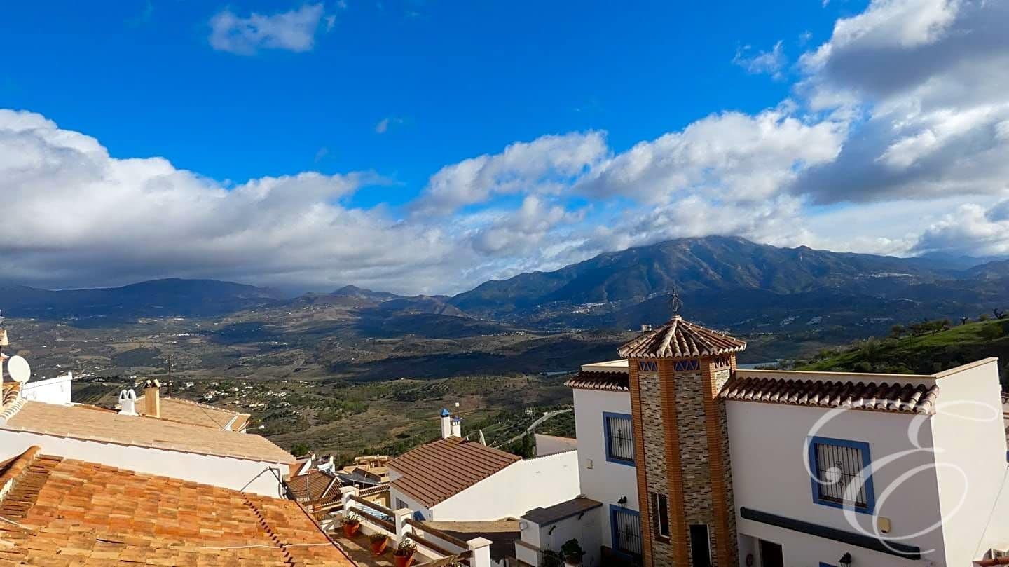 6 slaapkamer Villa te koop in Vinuela - € 158.500 (Ref: 7891136)