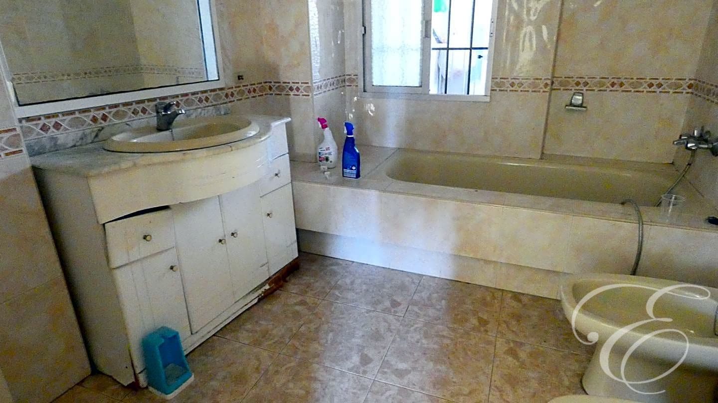 4 slaapkamer Villa te koop in Velez-Malaga - € 190.000 (Ref: 7955216)