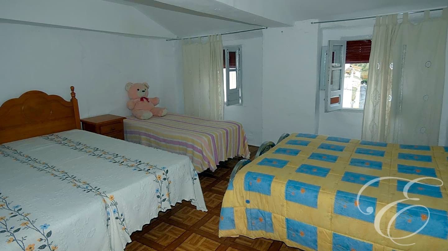 5 soveværelse Villa til salg i Cacin med garage - € 79.000 (Ref: 7992910)