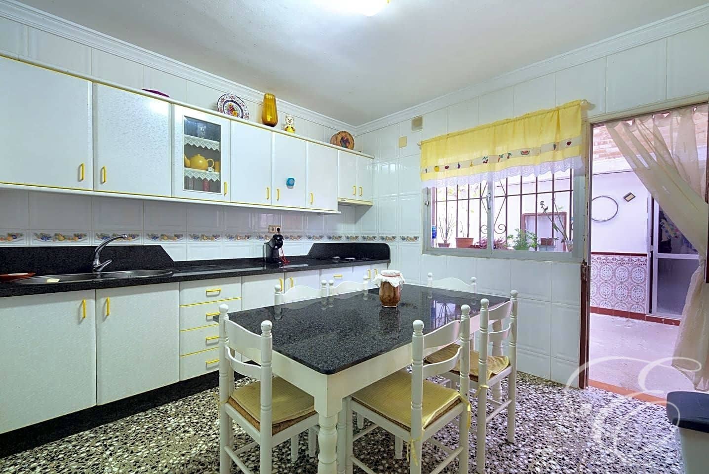 4 soveværelse Villa til salg i Velez-Malaga med garage - € 210.000 (Ref: 8016233)