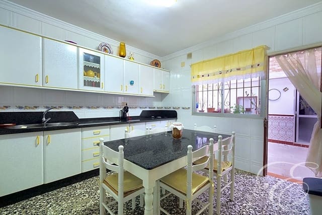 4 soveværelse Villa til salg i Vélez-Málaga med garage - € 210.000 (Ref: 8016233)