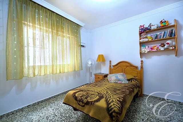 4 soveværelse Villa til salg i Vélez-Málaga med garage - € 210.000 (Ref: 8016233)