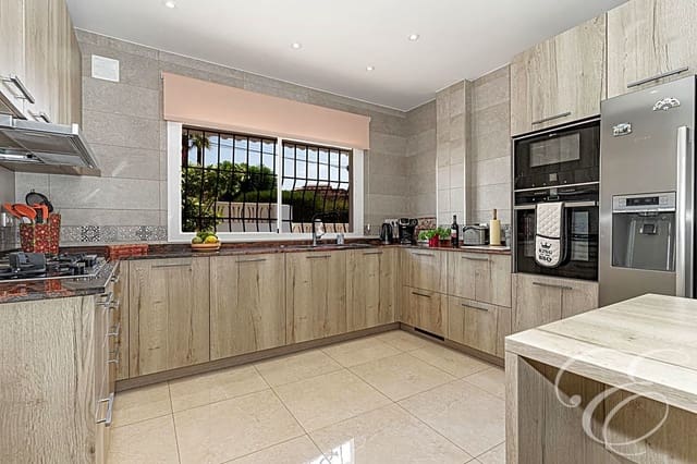 6 soveværelse Villa til salg i Caleta de Vélez, Vélez-Málaga med swimmingpool garage - € 1.100.000 (Ref: 8088844)