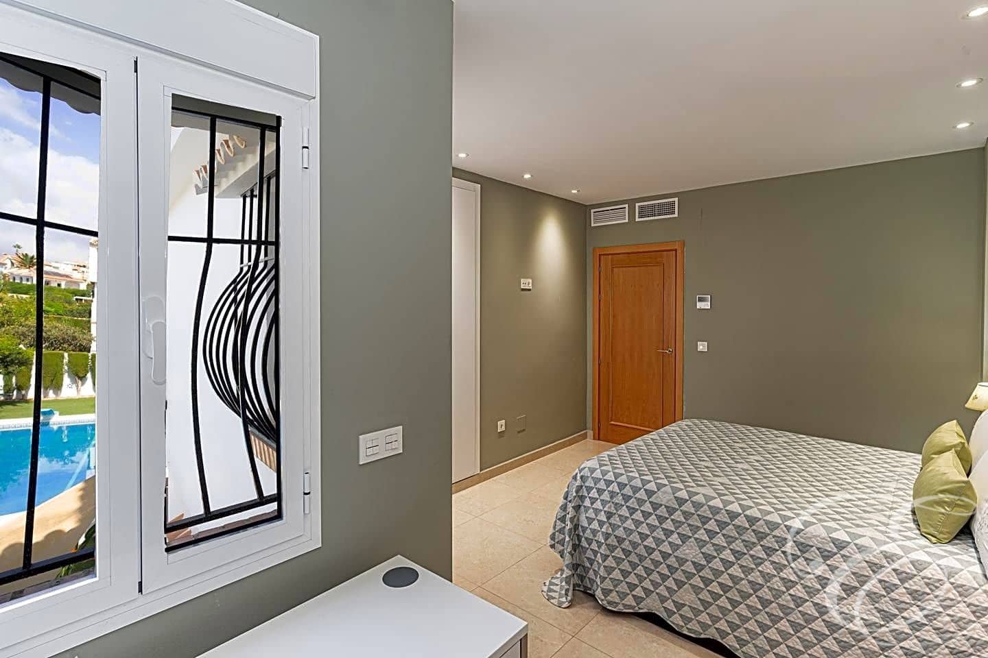 6 chambre Villa/Maison à vendre à Caleta de Velez avec piscine garage - 1 100 000 € (Ref: 8088844)