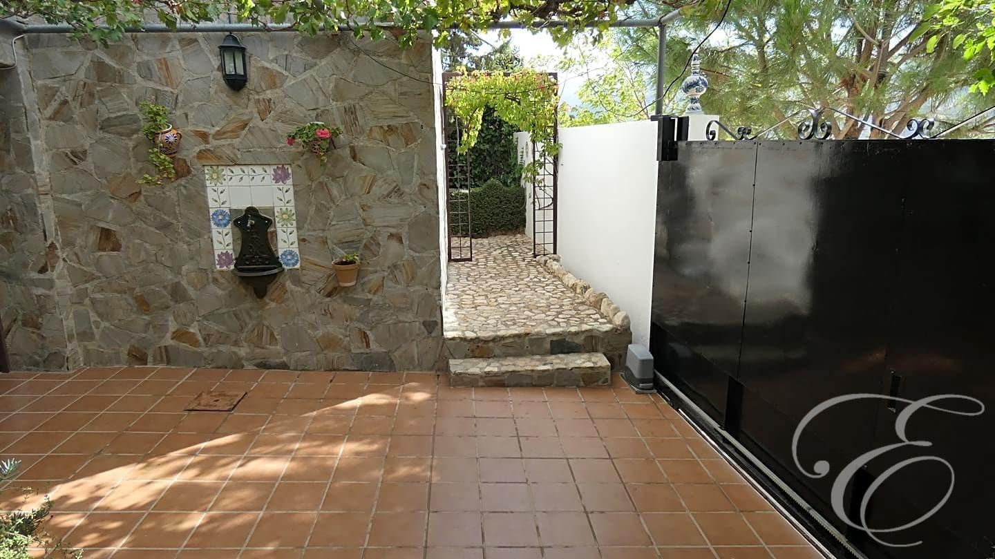 3 soveværelse Villa til salg i Villanueva del Trabuco med swimmingpool garage - € 315.000 (Ref: 8122828)