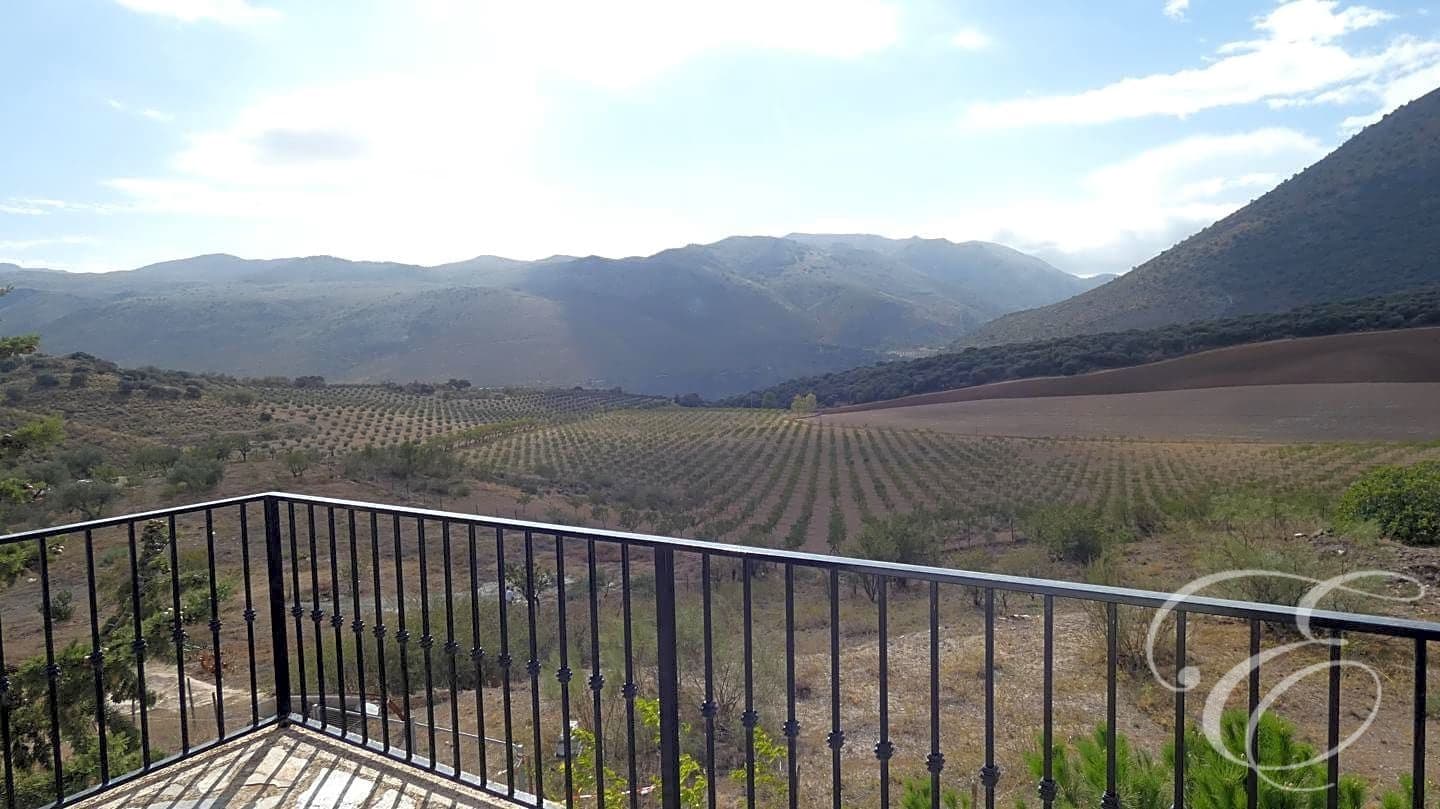 3 soveværelse Villa til salg i Villanueva del Trabuco med swimmingpool garage - € 315.000 (Ref: 8122828)