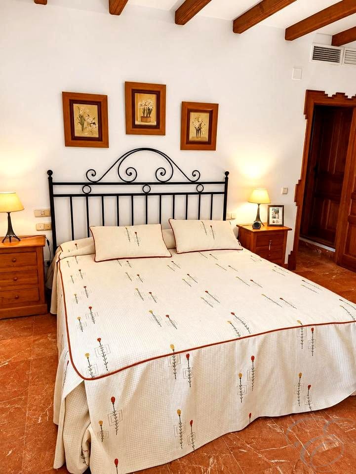 6 bedroom Villa for sale in Vinuela with pool garage - € 835,000 (Ref: 8173715)