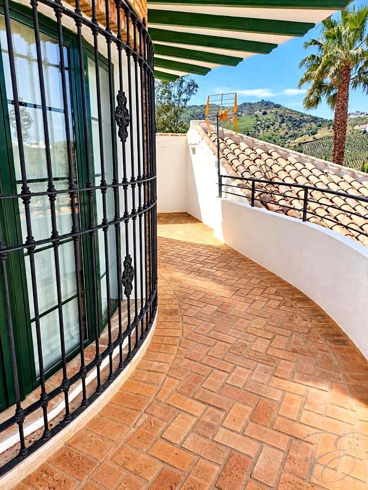 6 bedroom Villa for sale in Vinuela with pool garage - € 835,000 (Ref: 8173715)