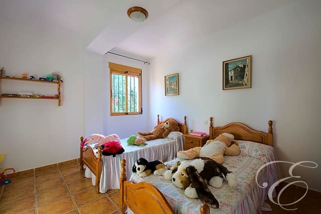 4 chambre Finca/Maison de Campagne à vendre à Comares avec piscine garage - 260 000 € (Ref: 8293234)