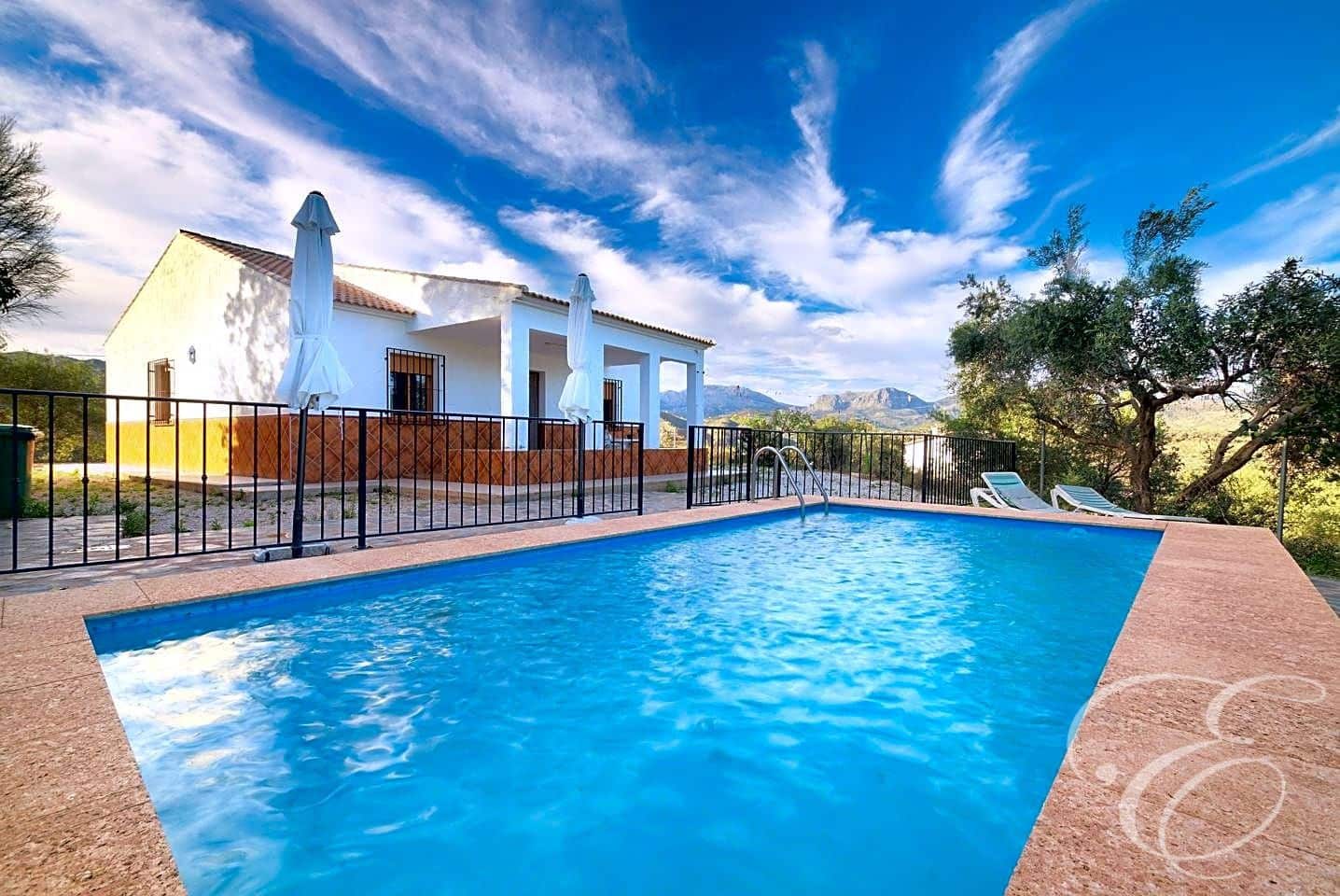 4 soveværelse Finca/Landehus til salg i Comares med swimmingpool garage - € 260.000 (Ref: 8293234)