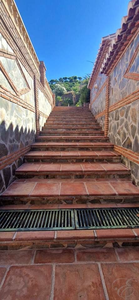 5 soveværelse Finca/Landehus til salg i Velez-Malaga med swimmingpool - € 695.000 (Ref: 8560439)