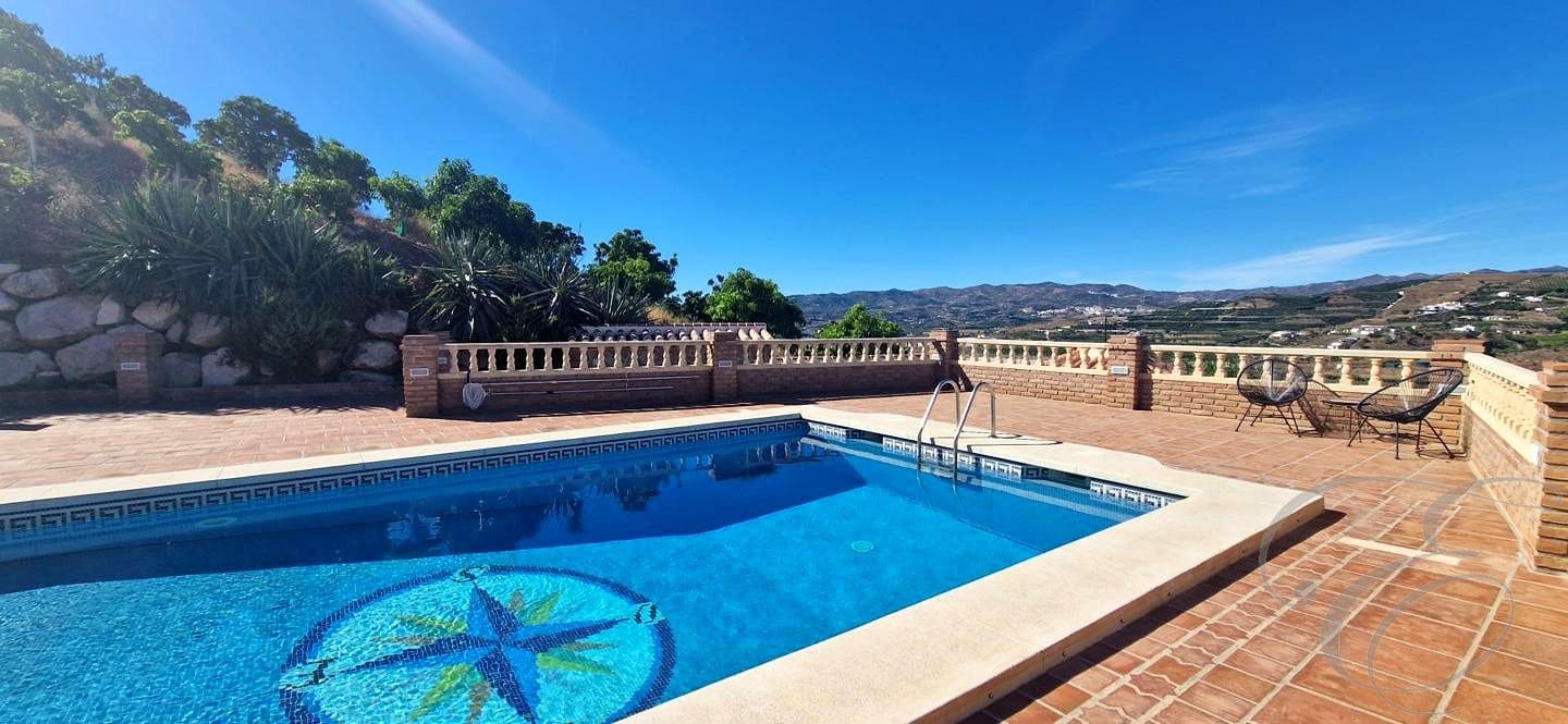 5 soveværelse Finca/Landehus til salg i Velez-Malaga med swimmingpool - € 695.000 (Ref: 8560439)