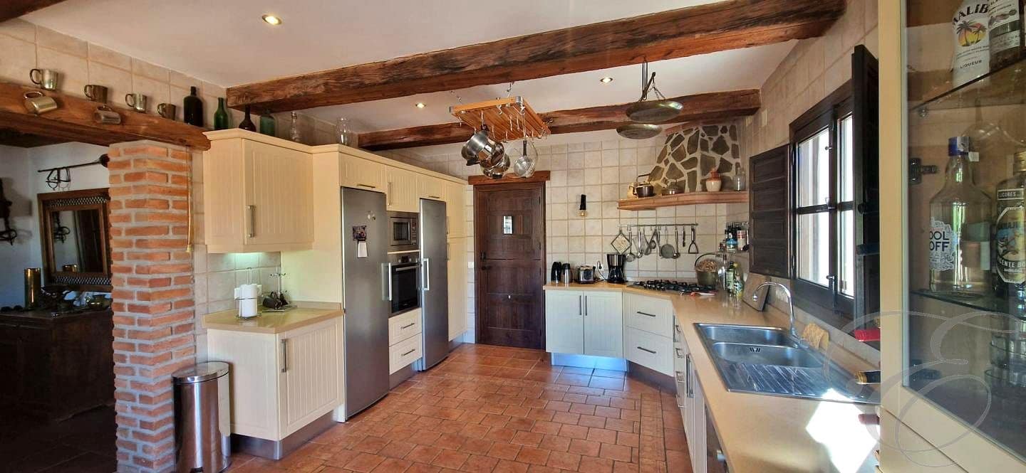 5 soveværelse Finca/Landehus til salg i Velez-Malaga med swimmingpool - € 695.000 (Ref: 8560439)