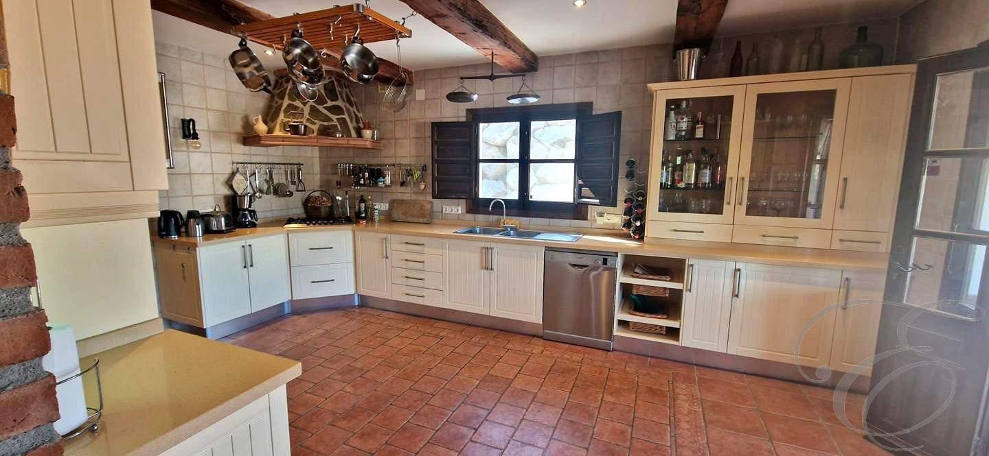 5 soveværelse Finca/Landehus til salg i Velez-Malaga med swimmingpool - € 695.000 (Ref: 8560439)