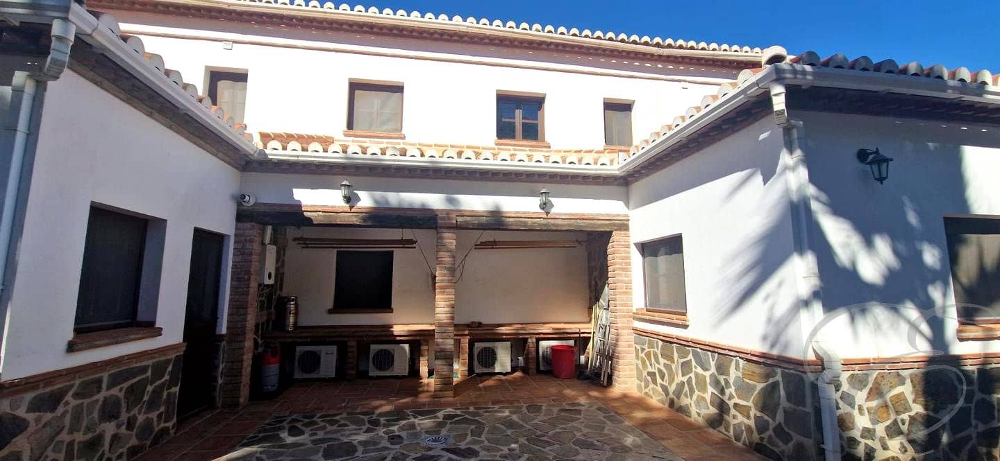 5 soveværelse Finca/Landehus til salg i Velez-Malaga med swimmingpool - € 695.000 (Ref: 8560439)