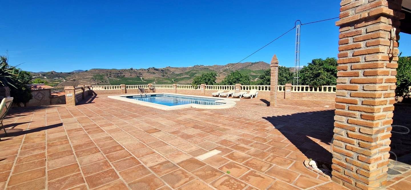 5 soveværelse Finca/Landehus til salg i Velez-Malaga med swimmingpool - € 695.000 (Ref: 8560439)